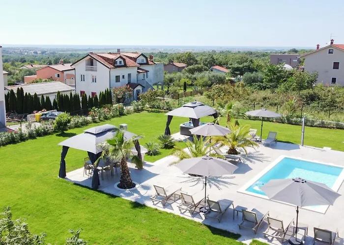 Villa Esea: Poolside Paradise & Relaxing Retreats