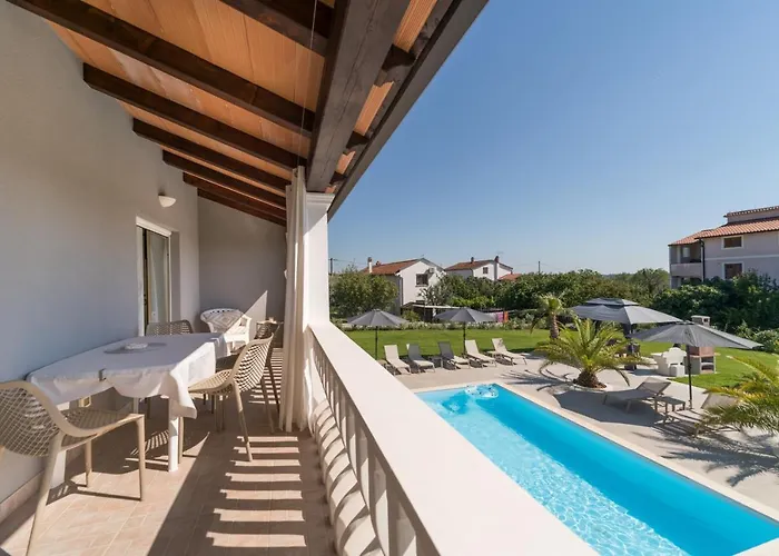 Villa Esea: Poolside Paradise & Relaxing Retreats