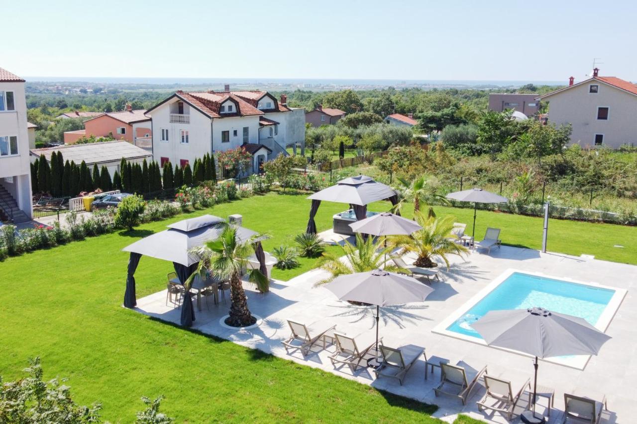 Esea: Poolside Paradise & Relaxing Retreats Apartment *