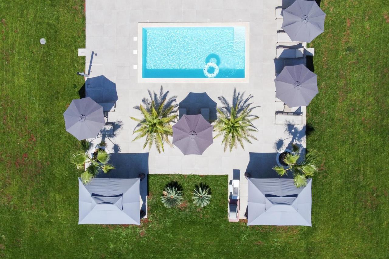 Esea: Poolside Paradise & Relaxing Retreats