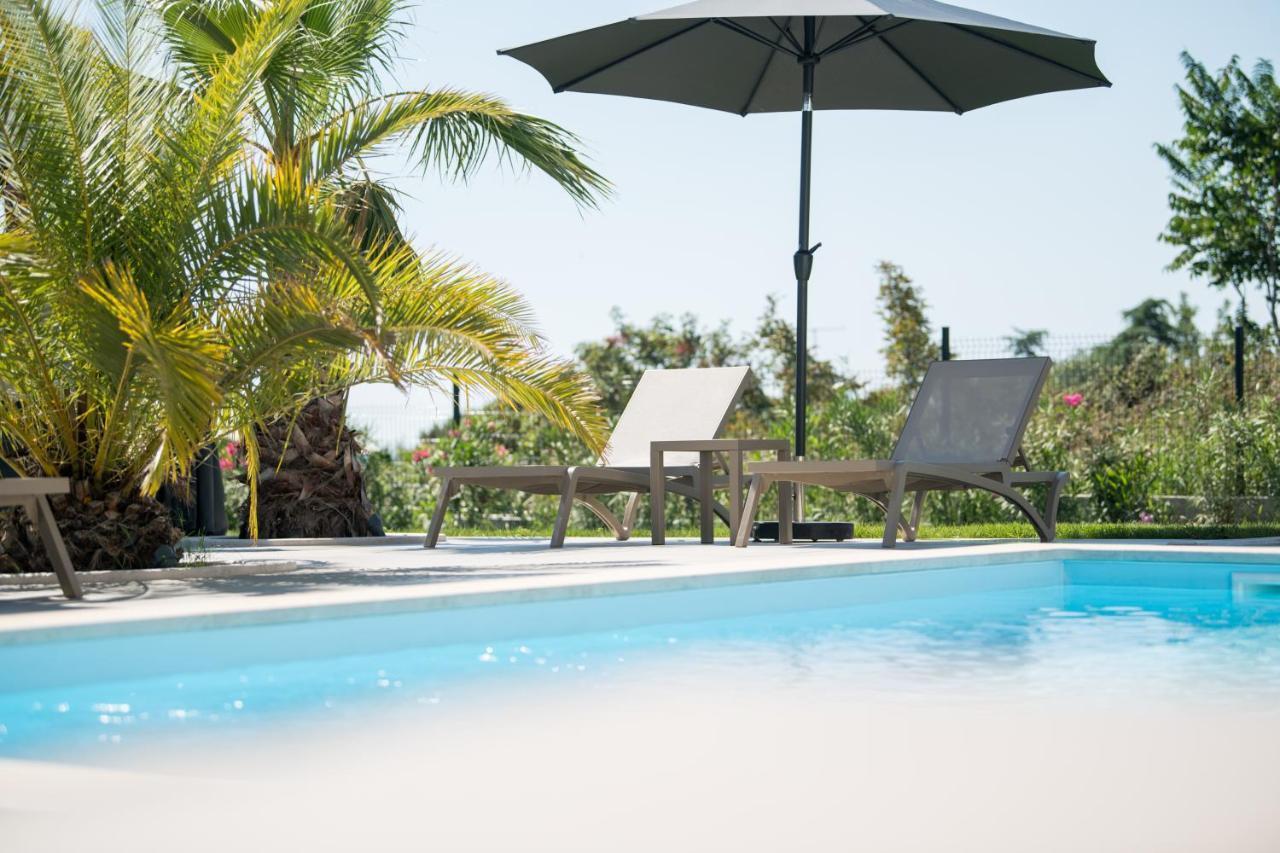 Esea: Poolside Paradise & Relaxing Retreats Apartment