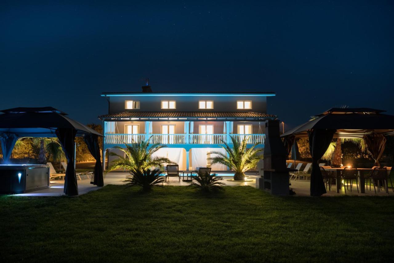 Esea: Poolside Paradise & Relaxing Retreats