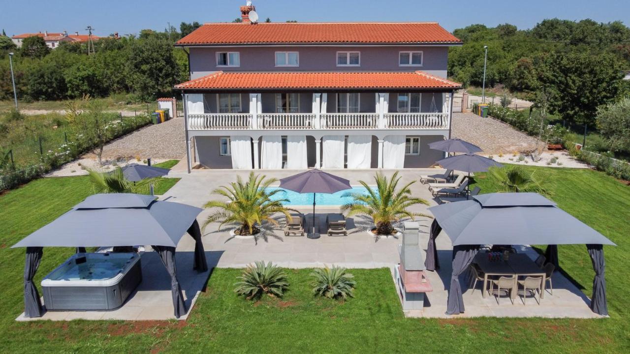 Esea: Poolside Paradise & Relaxing Retreats Apartment Vilanija