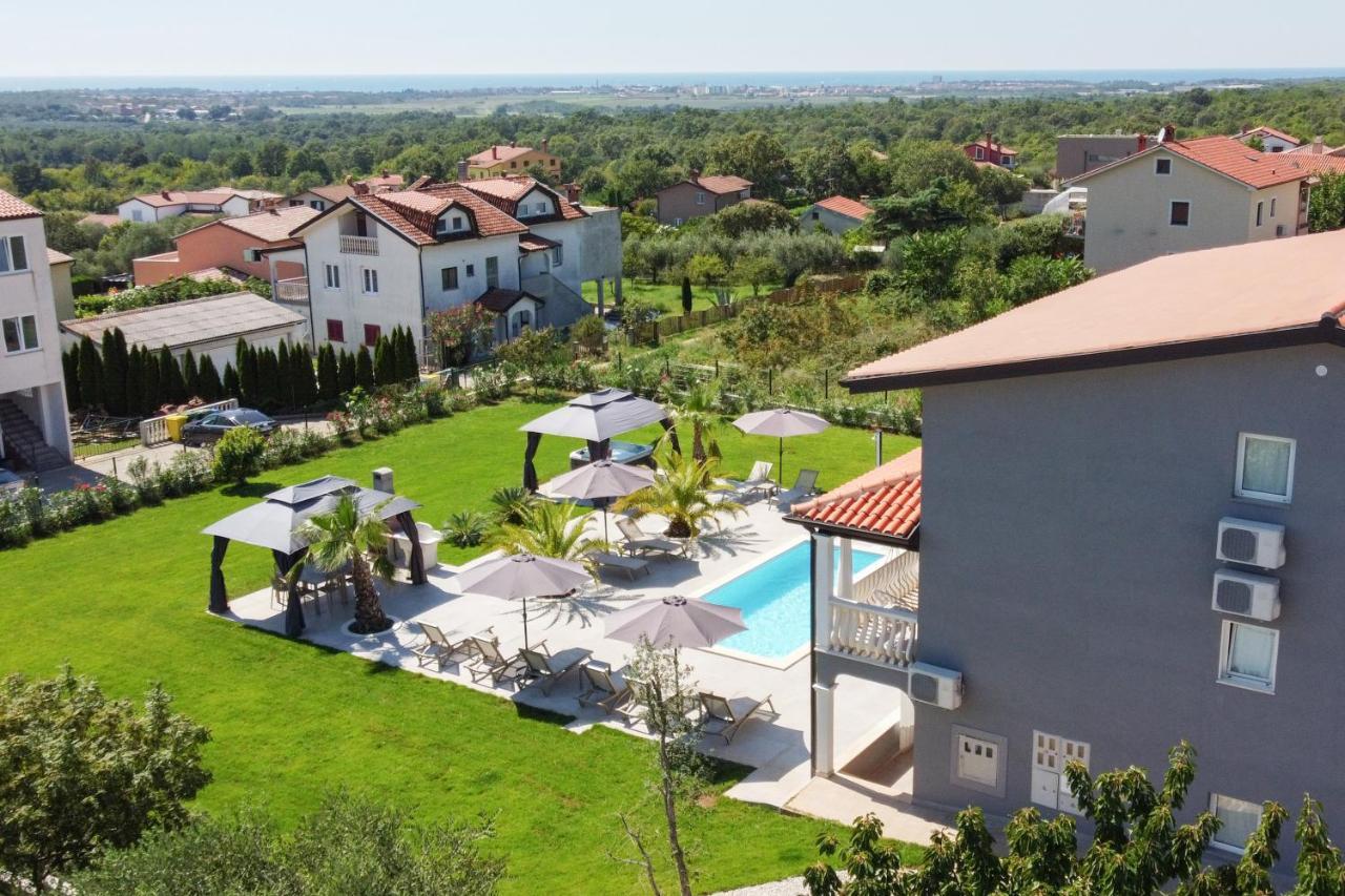 Esea: Poolside Paradise & Relaxing Retreats