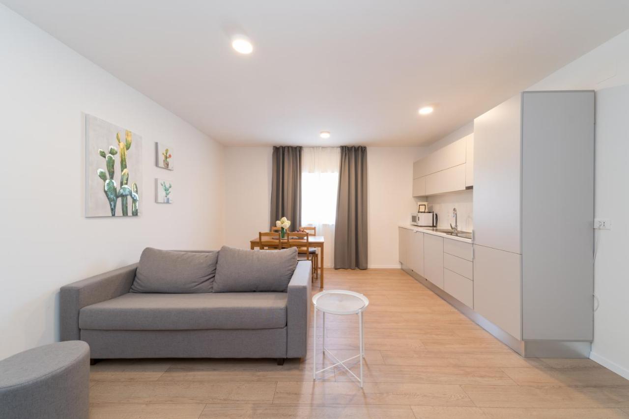 Esea: Poolside Paradise & Relaxing Retreats Apartment