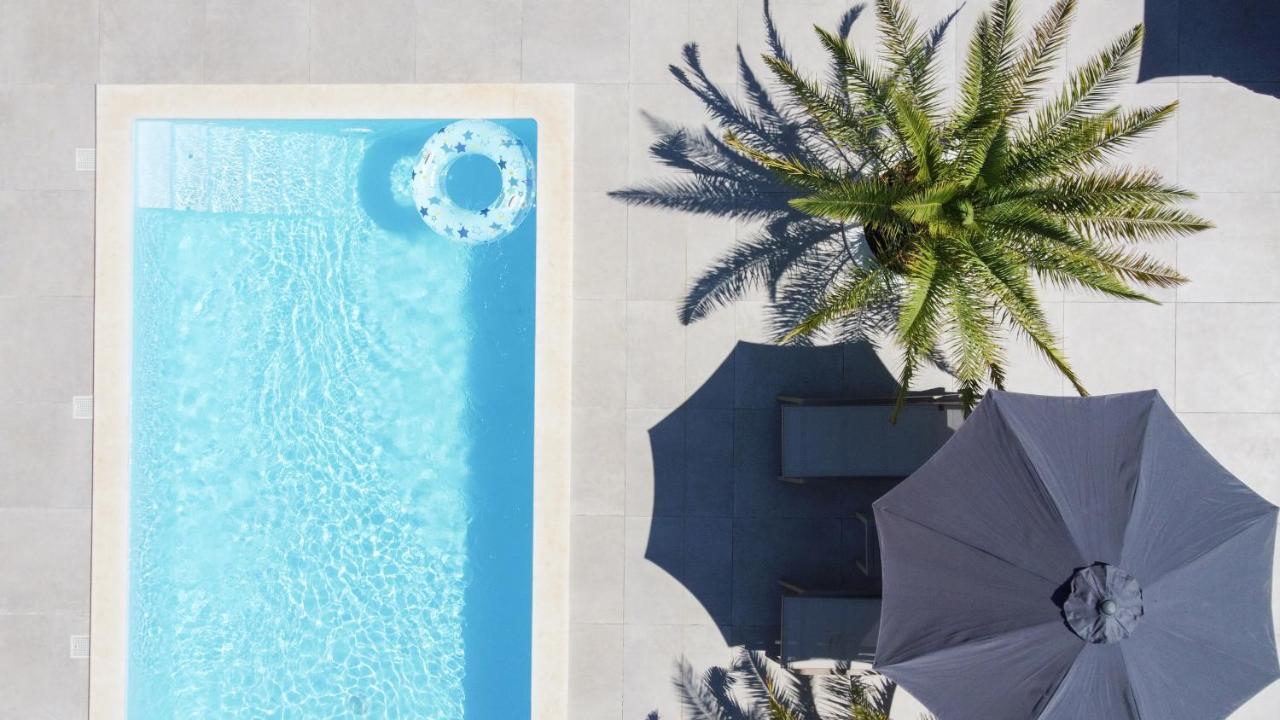 Esea: Poolside Paradise & Relaxing Retreats Vilanija