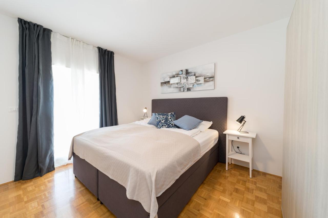 Esea: Poolside Paradise & Relaxing Retreats Apartment Vilanija