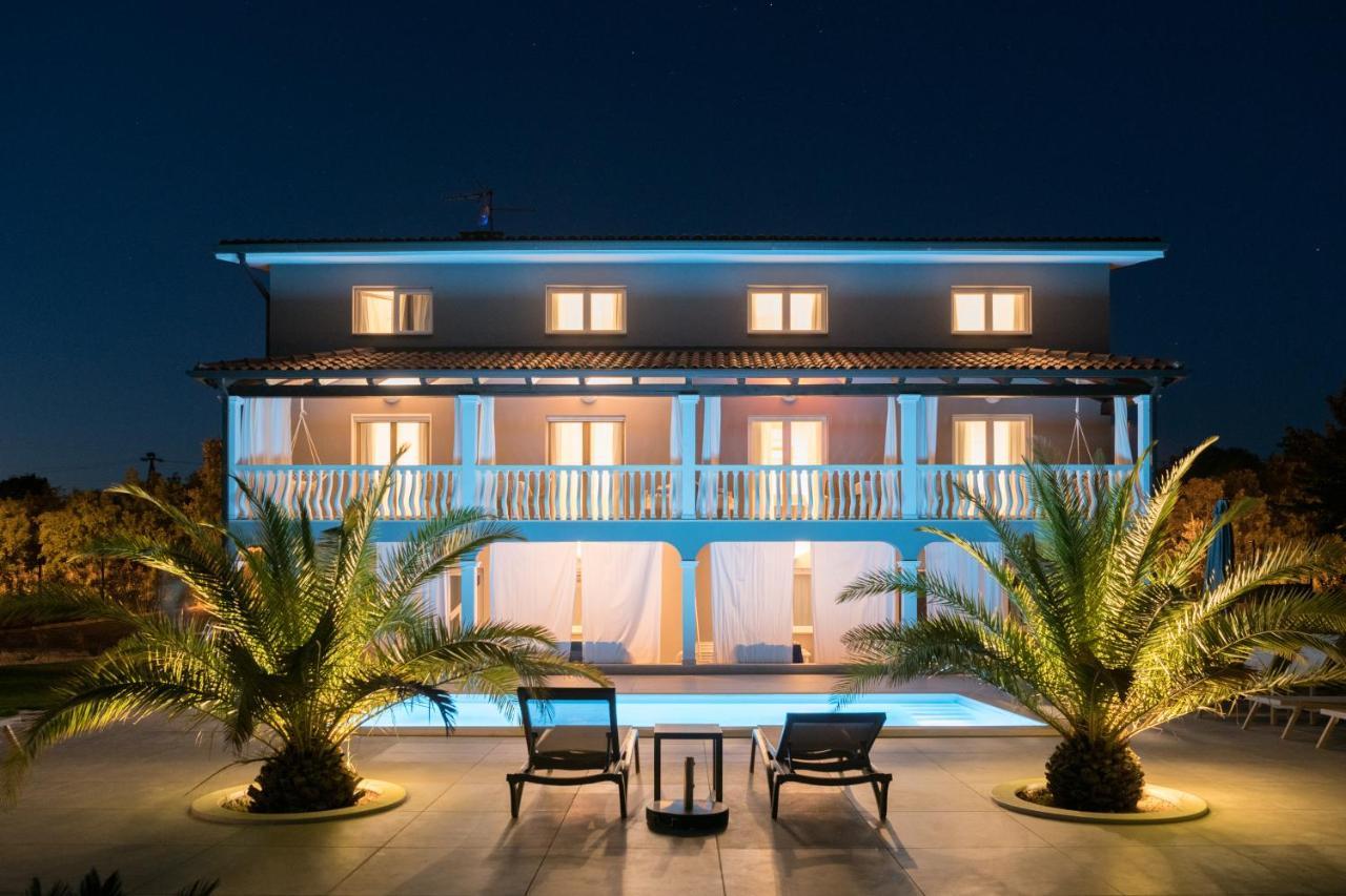 Esea: Poolside Paradise & Relaxing Retreats