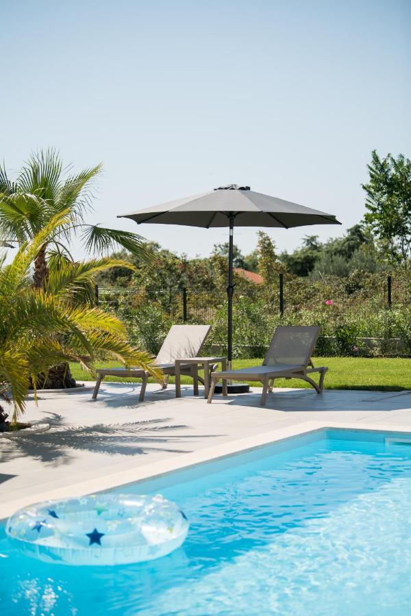 Esea: Poolside Paradise & Relaxing Retreats Apartment *