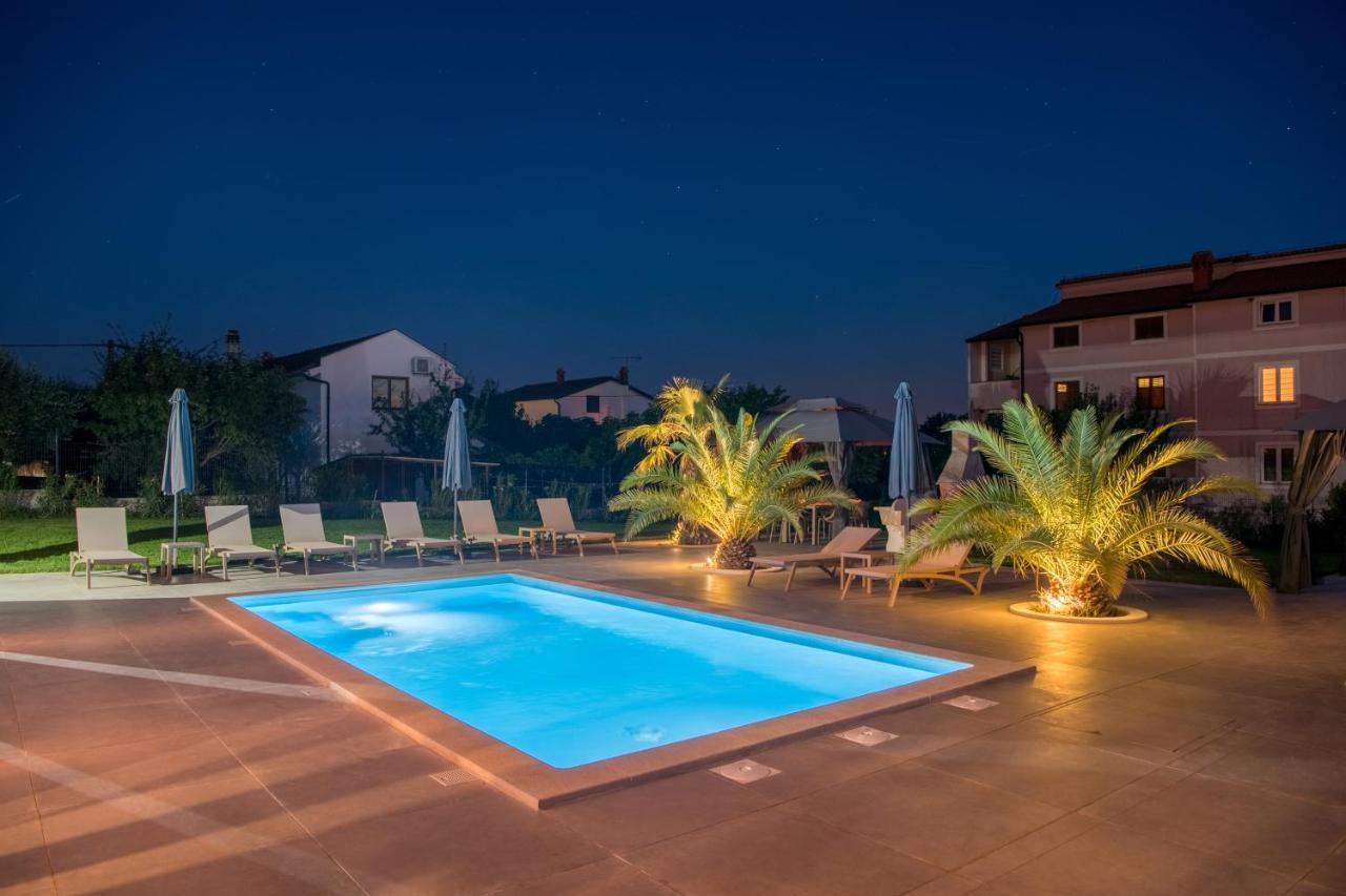 Apartment Esea: Poolside Paradise & Relaxing Retreats