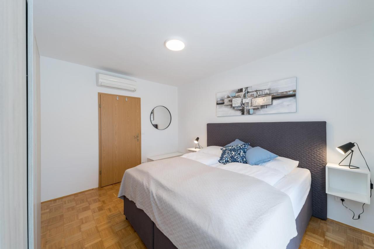 Esea: Poolside Paradise & Relaxing Retreats Apartment
