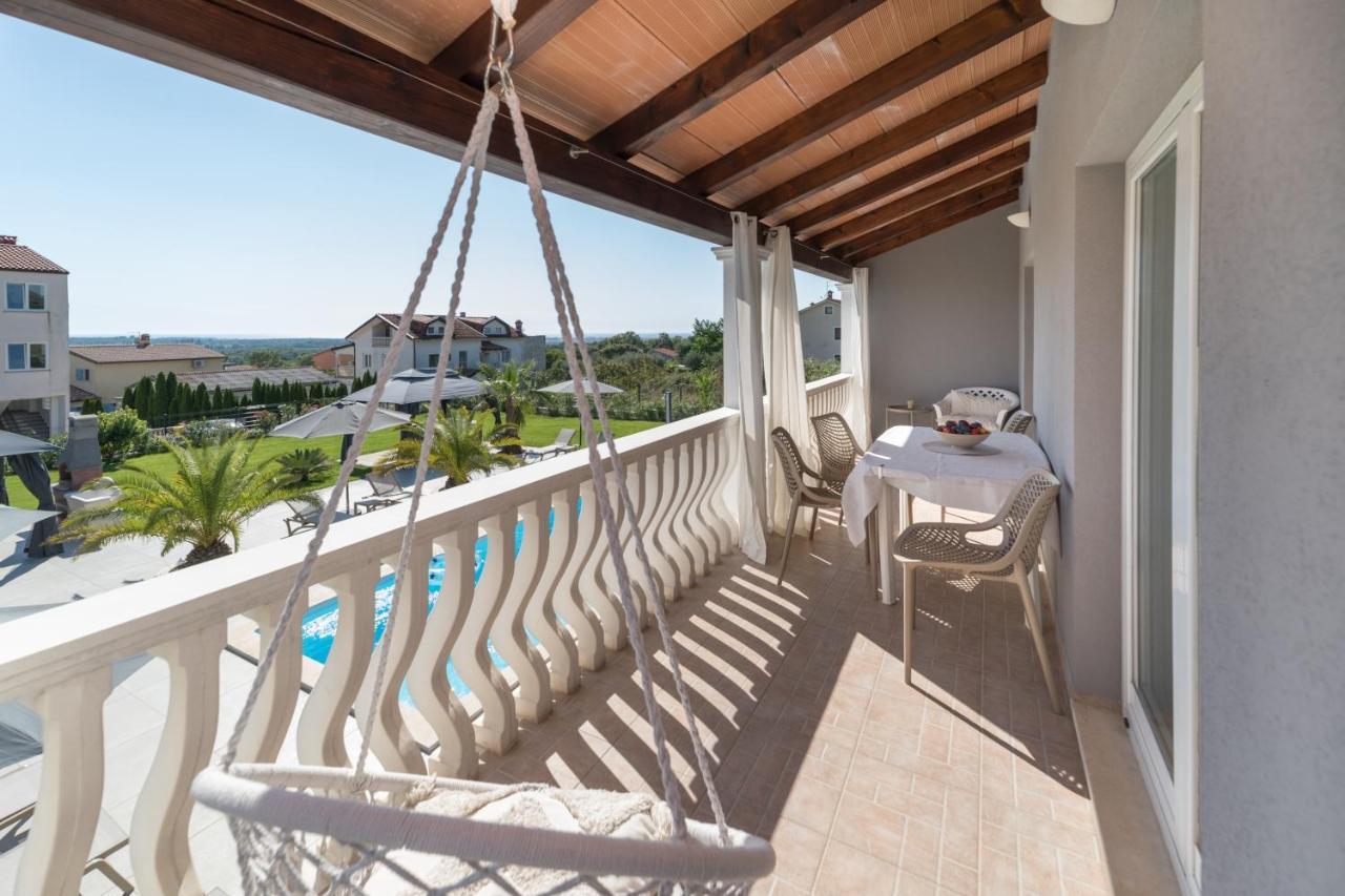 Esea: Poolside Paradise & Relaxing Retreats Vilanija