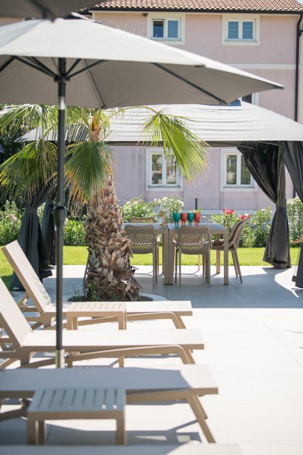 Esea: Poolside Paradise & Relaxing Retreats