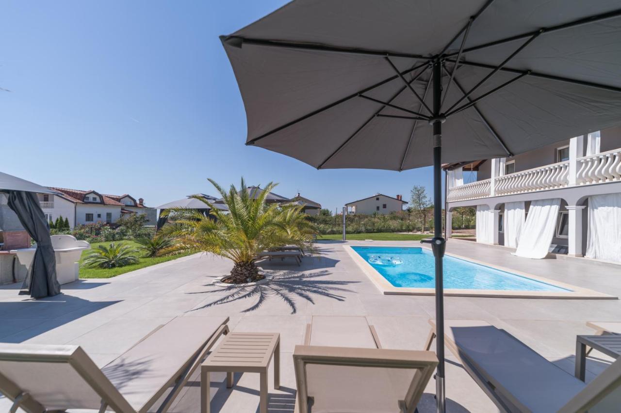 Esea: Poolside Paradise & Relaxing Retreats