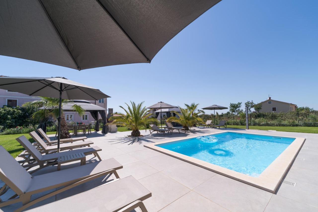 Esea: Poolside Paradise & Relaxing Retreats * Vilanija