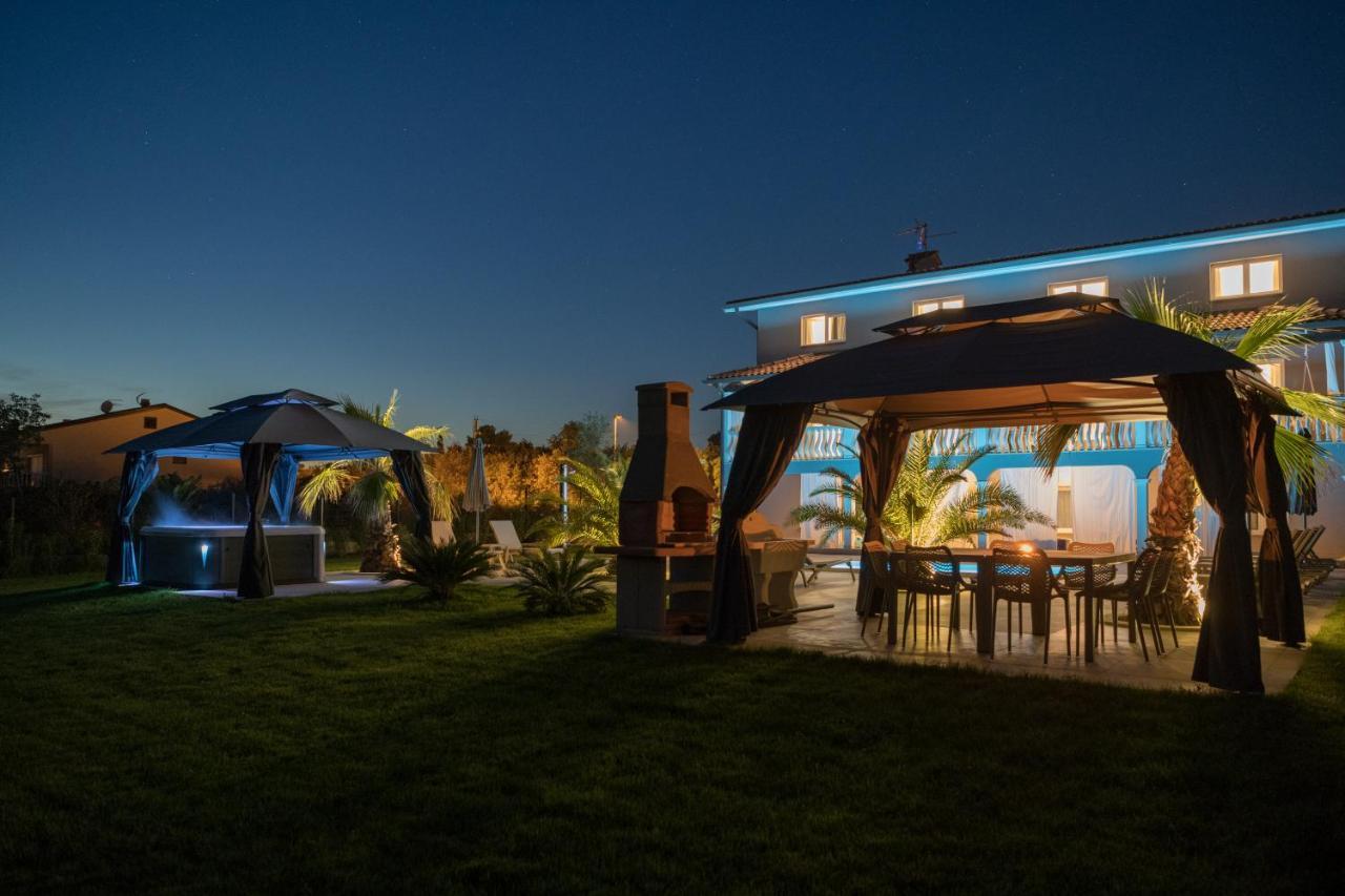 Esea: Poolside Paradise & Relaxing Retreats * Vilanija