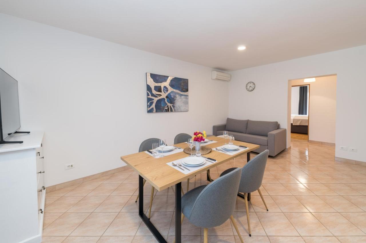 Esea: Poolside Paradise & Relaxing Retreats Appartement *