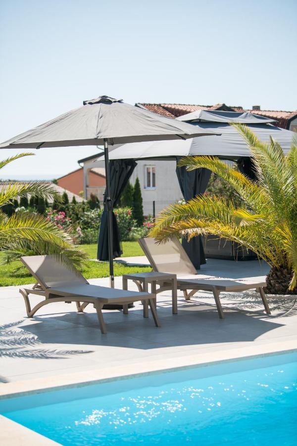 Esea: Poolside Paradise & Relaxing Retreats Appartement